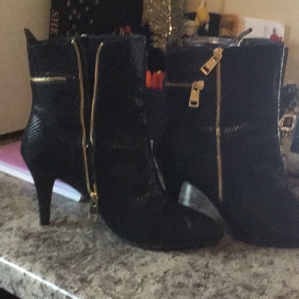 Bellini size 12 black booties
